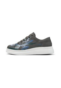 Grauer Sneaker mit blauen abstrakten Mustern, glattem Lederobermaterial, weißer dicker Sohle und sechs Schnürsenkellochern zur Anpassung.