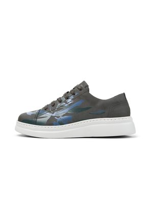 Grauer Sneaker mit blauen abstrakten Mustern, glattem Lederobermaterial, weißer dicker Sohle und sechs Schnürsenkellochern zur Anpassung.