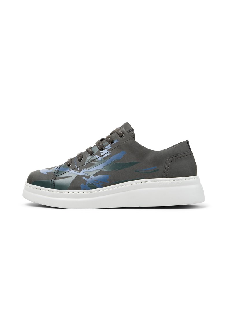 Grauer Sneaker mit blauen abstrakten Mustern, glattem Lederobermaterial, weißer dicker Sohle und sechs Schnürsenkellochern zur Anpassung.