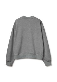 Sudadera gris recortada con cuello redondo, puños y dobladillo acanalados, y un ajuste suelto y relajado. Hecha de una tela suave y texturizada.