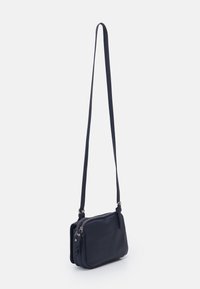 Tmavě modrá taška přes rameno vyrobená z hladkého materiálu, obdélníkového tvaru, se dvěma zipovými přihrádkami a nastavitelným popruhem.