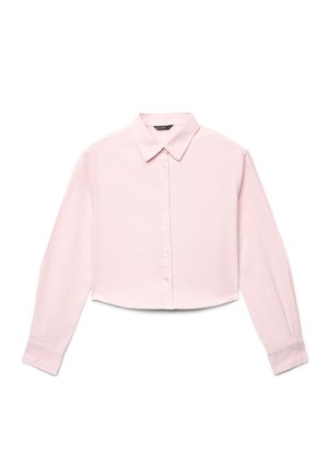 Chemise courte rose clair à manches longues, avec col pointu, poignets boutonnés et petite étiquette noire à l’intérieur du col.