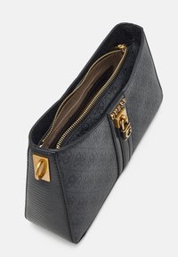 Mustapintainen laukku, jossa on kultaiset yksityiskohdat ja vetoketjukiinnitys. Sisältää logoyksityiskohdan ja sisätaskun, mikä esittelee tyylikkään ja rakenteellisen muotoilun.