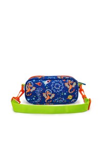 Blaues rechteckiges Täschchen mit orangefarbenen Drachen, Raketen und Planeten-Muster, ausgestattet mit einem abnehmbaren hellgrünen Tragegurt mit orangen Clips.