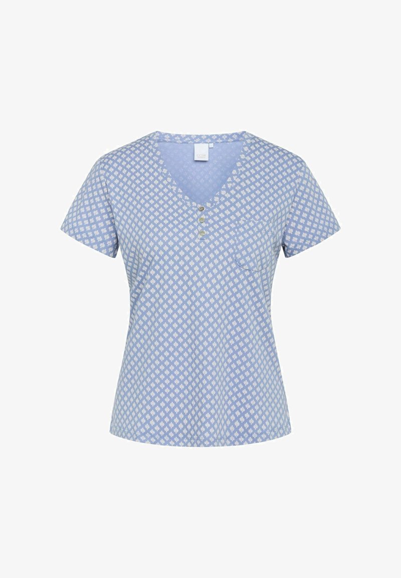 Světle modrý krátký rukáv top s výstřihem do V, třemi knoflíky, malou náprsní kapsou a opakujícím se bílým diamantovým vzorem.
