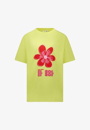 Geel katoenen T-shirt met een grote rode bloemafbeelding en roze tekst. Korte mouwen en een relaxte pasvorm.