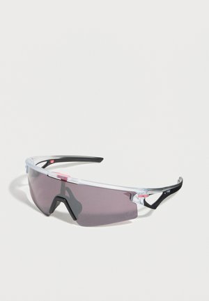 Helder omvattende sportzonnebril met donker getinte lenzen en zwarte pootjes op een witte achtergrond.