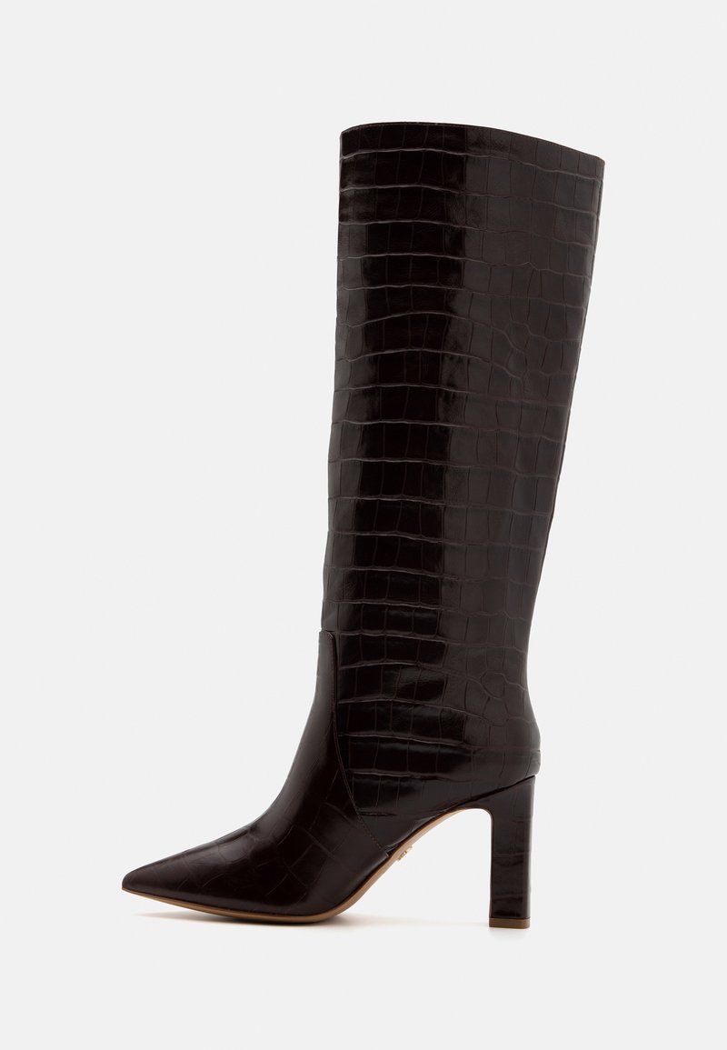 Botte noire montante jusqu'au genou en matériau lisse et brillant avec motif crocodile, bout pointu et talon bloc épais.