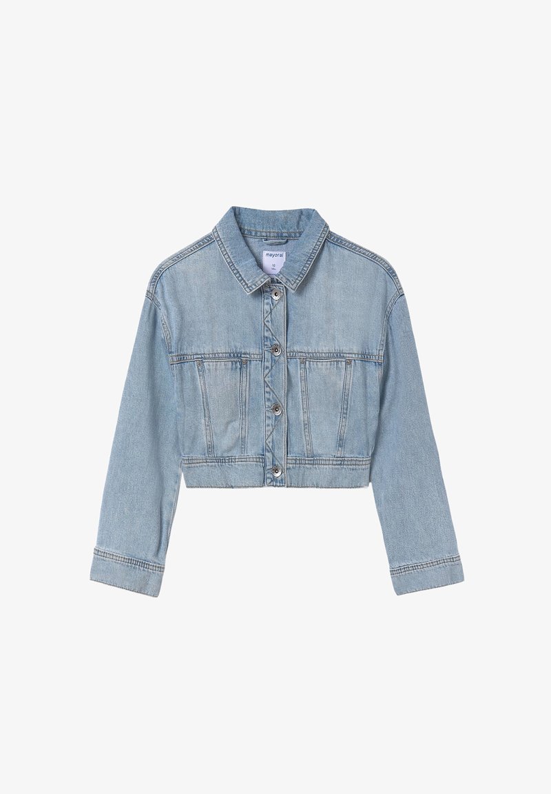 Giacca di jeans cropped blu chiaro con maniche lunghe, chiusura a bottoni e due tasche sul petto. Presenta un colletto classico e una texture sbiadita.