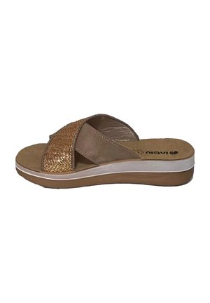 Sandalo slip-on da donna con cinturini incrociati color cuoio e oro testurizzati, soletta imbottita e suola stratificata bianca e marrone.