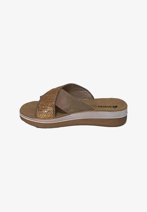 Sandalo slip-on da donna con cinturini incrociati color cuoio e oro testurizzati, soletta imbottita e suola stratificata bianca e marrone.