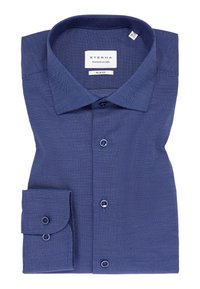 Granatowa koszula ETERNA o dopasowanym kroju slim fit, wykonana z fakturowanej tkaniny, z kołnierzykiem zapinanym na guziki oraz pojedynczym mankietem z dwoma guzikami.