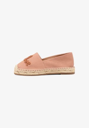 Espadrilla slip-on in tela color marrone chiaro con suola intrecciata in iuta e dettaglio ricamato con la parola "love" sulla parte anteriore, vista di lato.