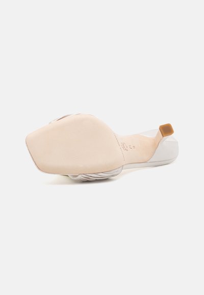 Loeffler Randall NAIMA GATHERED BAND MID HEEL MULE - Magas sarkú papucsszandálok - cream