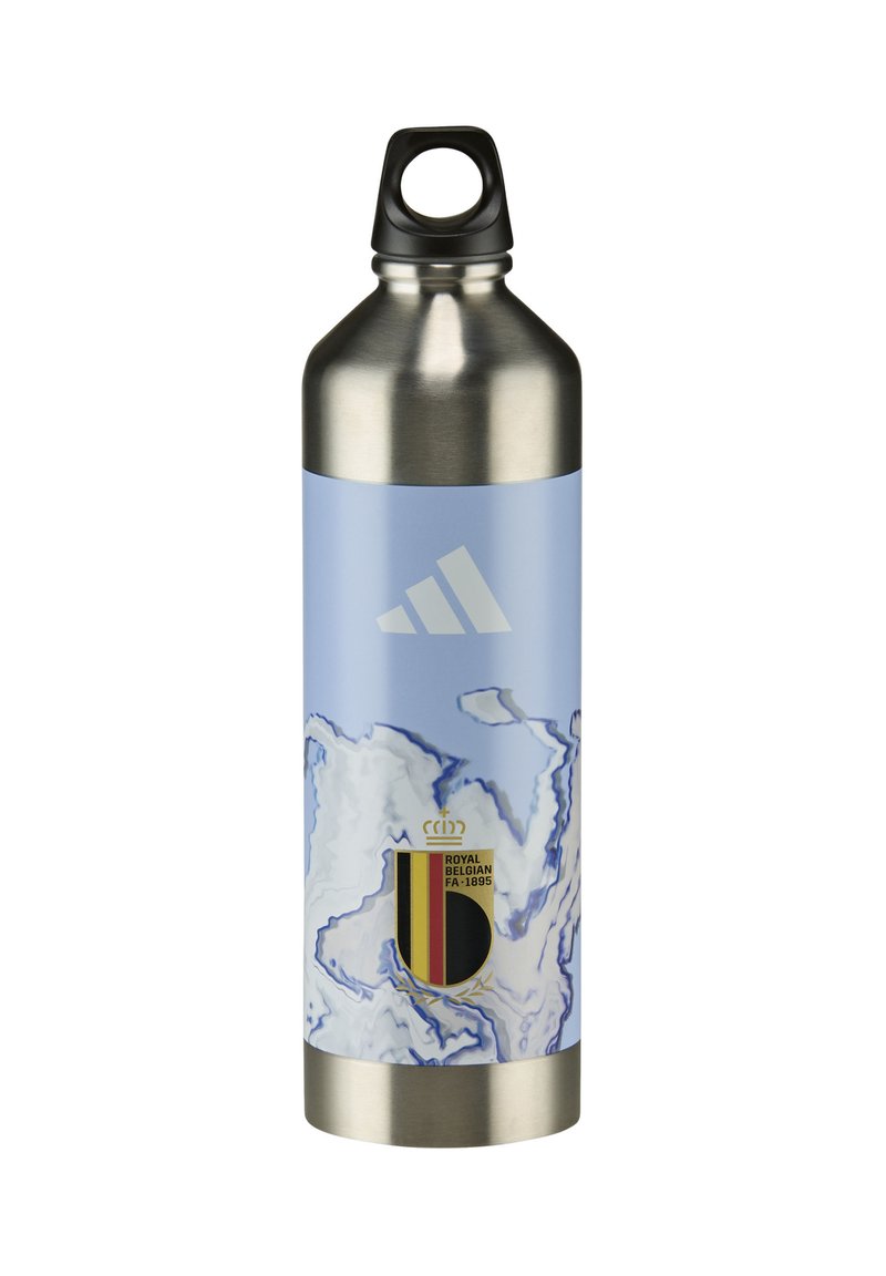 Edelstahl-Wasserflasche mit matter hellblauer Oberfläche, die ein marmoriertes Muster aufweist und das Logo des Königlichen Belgischen Fußballverbands nahe dem Boden präsentiert.