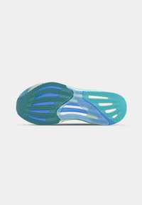 Semelle de chaussure présentant un design texturé avec de multiples rainures, principalement dans des teintes de bleu canard et de bleu, avec des accents translucides et une finition lisse.