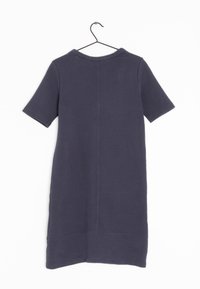 Kortärmad klänning i mörk marinblå, med ribbat mönster, rund halsringning och rak skärning med en mittsöm på baksidan.