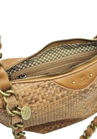 Sac à main en cuir tressé marron, doté d'une fermeture éclair et d'une doublure en tissu à motifs. Bandoulière en chaîne et tissu avec un détail d'étiquette logo.