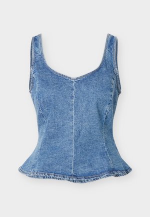 Μπλε denim αμάνικη εφαρμοστή μπλούζα με στρογγυλή λαιμόκοψη και ελαφρώς φαρδυά γραμμή στο τελείωμα, σε λευκό φόντο.