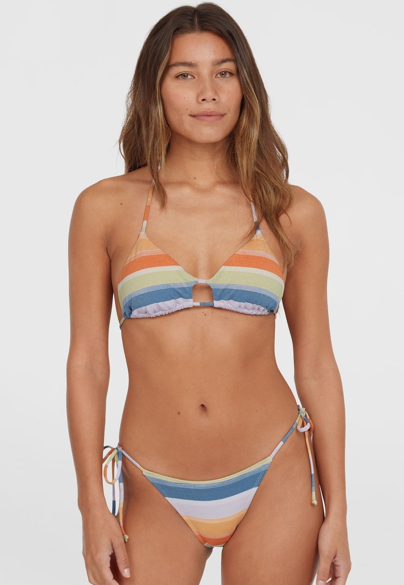 Bikini triangular con rayas multicolores, que presenta un detalle de ojal en la parte frontal, con laterales con lazo y una tela suave y texturizada.