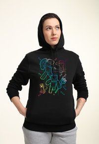 Svart hoodie med en färgglad, pixelerad grafik av en videospelkaraktär, justerbar dragsko på huvan och ribbade ärmslut. Har en framficka.