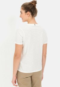 Witte korte mouwen t-shirt van lichtgewicht stof, met een ronde halslijn en een klein detail op de achterkant met gestreepte accenten.
