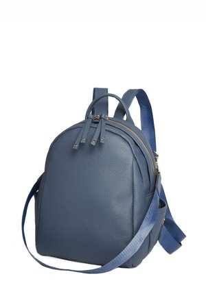 Blå læder rygsæk med rund form, der har en tekstureret overflade, dobbelte top-håndtag, justerbare stropper og en guld lynlås.