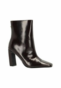 Bottine noire à talons hauts en cuir brillant, dotée d'un bout pointu et d'un talon épais. Design simple avec des détails matériels minimaux.