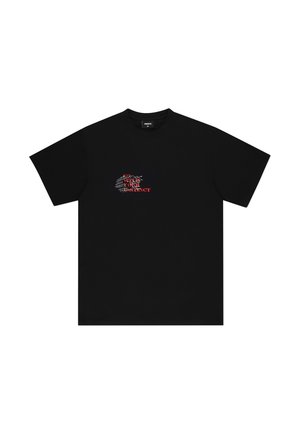 Czarny bawełniany t-shirt z krótkim rękawem, z czerwoną i białą abstrakcyjną grafiką tekstową na klatce piersiowej w układzie siatki.