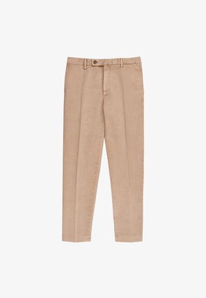 Pantalones de algodón beige con una textura suave, que cuentan con un cierre de botón en la parte frontal, dos bolsillos laterales y un ajuste entallado.