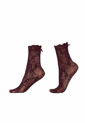Dunkelrote Spitzen-Knöchelsocken mit Blumenmuster und kleinen Schleifen nahe den gewellten oberen Rändern, nebeneinander gezeigt.