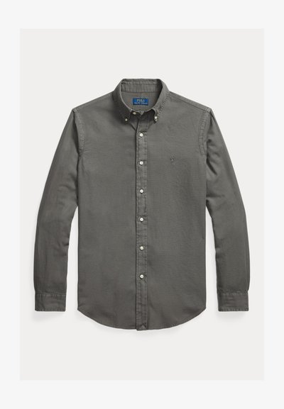 Tumši pelēks garām piedurknēm pogājams krekls ar klasisku apkakli, ar baltām pogām un nelielu izbrodētu logo uz krūtīm. Kokvilnas audums.