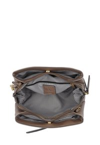 Braune Lederhandtasche mit gestreiftem Innenraum, ausgestattet mit einem Reißverschluss, zwei Fächern und goldenen Hardware-Elementen.