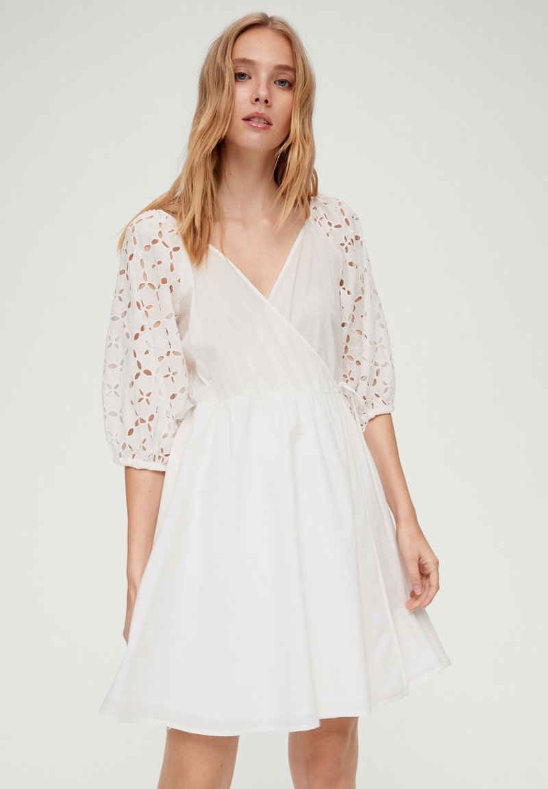 QS MIT BRODERIE ANGLAISE - Jurk - ecru