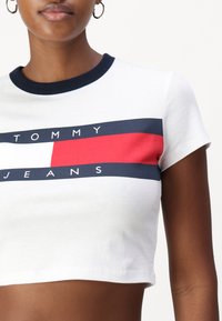 Tommy Jeans BLOCK TEE  - Nyomott mintás póló - white