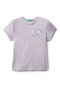 Camiseta de lavanda clara hecha de algodón suave, con un logo gráfico en azul y blanco en el área del pecho izquierdo. Mangas cortas y cuello redondo.