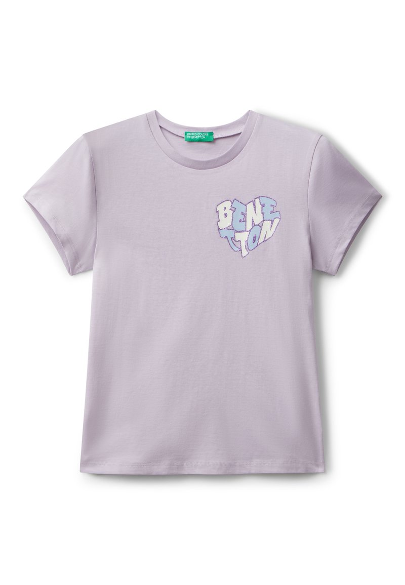 Camiseta de lavanda clara hecha de algodón suave, con un logo gráfico en azul y blanco en el área del pecho izquierdo. Mangas cortas y cuello redondo.