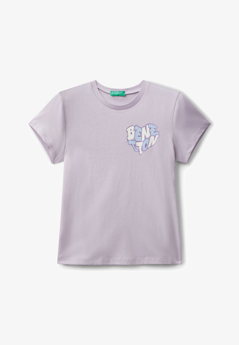 Světle levandulové tričko vyrobené z měkké bavlny, s grafickým logem v modré a bílé barvě na levé části hrudi. Krátké rukávy a kulatý výstřih.