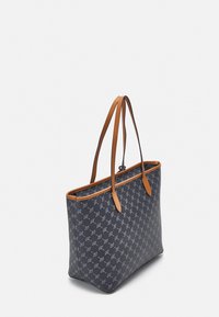 Granatowa torba na ramię z brązowymi skórzanymi uchwytami, z teksturowanym wzorem powtarzających się jasnoszarych motywów oraz szerokim, otwartym wierzchem dla łatwego dostępu.