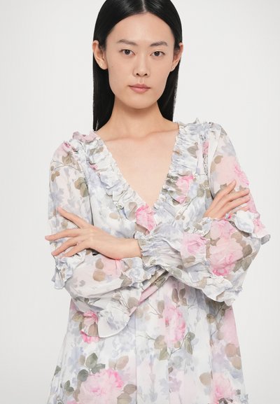 Rochie florală din material transparent cu nuanțe roz și gri. Are decolteu și mâneci cu volane, design cu gât în V și accente texturate.