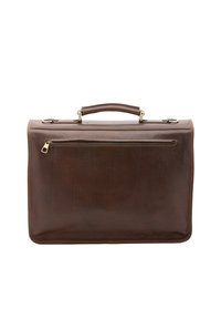 Valigia in pelle marrone con manico superiore e una tasca frontale con zip, mostrata su uno sfondo bianco.