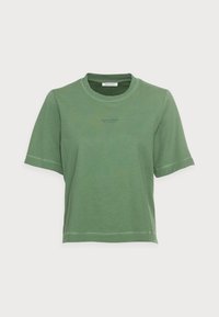 T-shirt verde a maniche corte con collo a giro e logo testuale discreto al centro del petto, presentato su uno sfondo bianco.