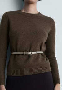 Brązowy sweter dzianinowy z okrągłym dekoltem i prążkowanym wykończeniem, zwężony w talii jasnobeżowym skórzanym paskiem. Gładka textura, dopasowany krój.