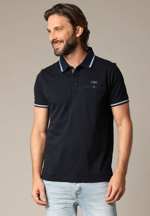 Marineblauw polo shirt met een placket met twee knopen, contrasterende witte kraag en mouwafwerking, en een klein borstzakje met een knoopdetail.