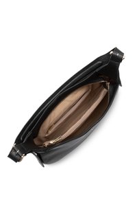 Sac à main en cuir noir avec une finition texturée, doté d'un intérieur beige spacieux, de deux compartiments et d'une quincaillerie en métal doré.