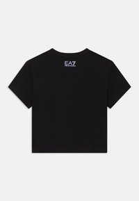 Must nööpidega lühikeste varrukatega T-särk. Omab ümmargust kaelust ja EA7 tikkimismärki seljal. Valmistatud pehmest puuvillamaterjalist.