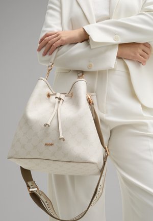 Beige Eimer-Handtasche mit strukturiertem Muster, Kordelzugverschluss aus Seil und Beschlägen in Goldeffekt. Verfügt über einen abnehmbaren Schultergurt aus Stoff.