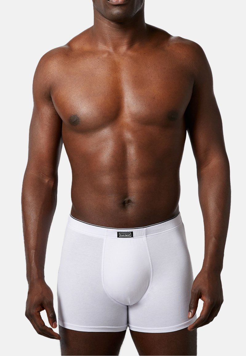 Boxer realizzati in tessuto liscio di colore bianco, con un elastico nero dotato di etichetta. Il design è aderente, con un taglio moderno e senza pattern visibili.