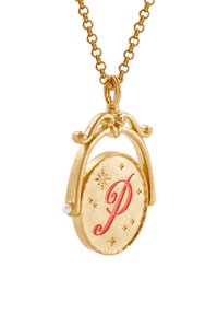 Collier en pendentif doré en forme ovale, avec la lettre "P" rouge ornée d'étoiles et d'un accent en perle, suspendu à une chaîne délicate.