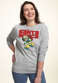 Sweatshirt grigio con una grafica colorata di un scheletro in tuta spaziale su uno skateboard, con la scritta "SANTA MONICA" in grassetto rosso.